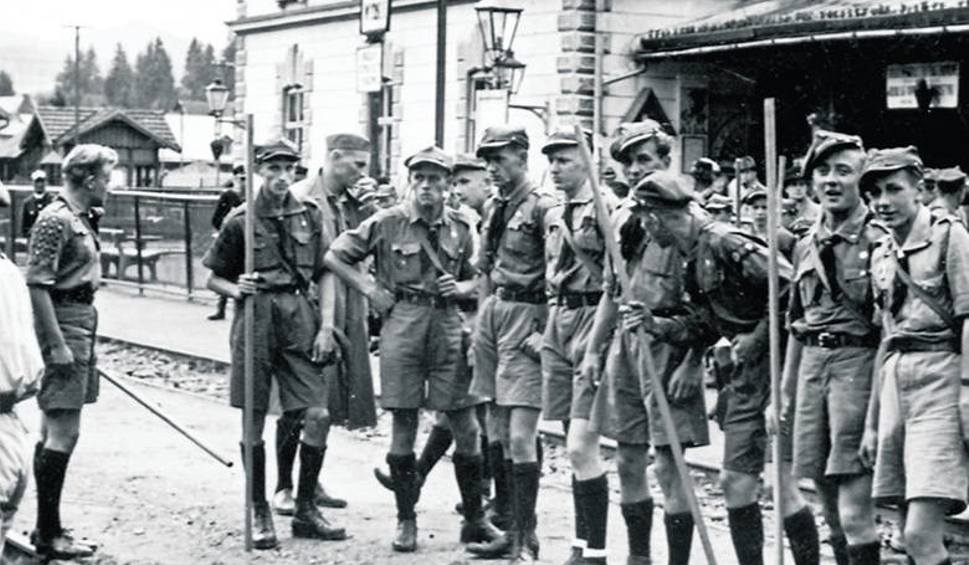 1945